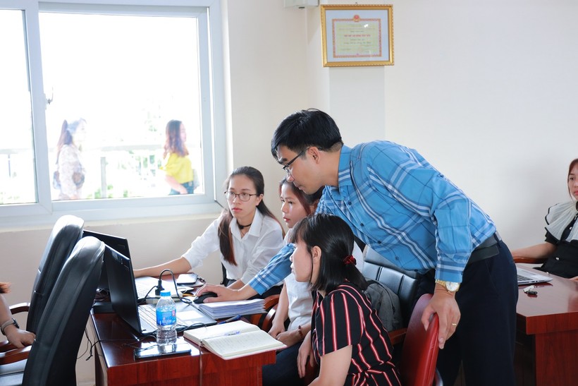 Chuyên gia về chuyển đổi số Ngô Quốc Tuấn Anh là diễn giả chia sẻ với các thầy cô đang làm công tác thư viện ở các trường trên địa bàn quận Ba Đình.
